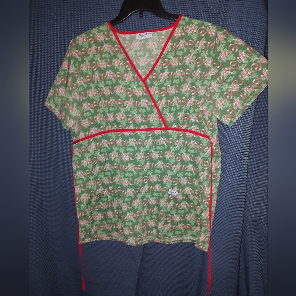 Liana Uniforms Top Women's 1XL Christmas Themed Holly and Candy Cane's Pre-owned